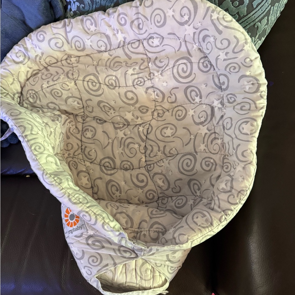 Ergobaby Cream and Gray Swirl Pattern newborn insert
